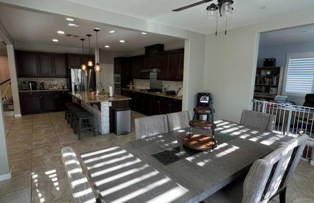 Beautiful 5 bedroom 5 bathroom home in Sycamore Creek! Gallery 4