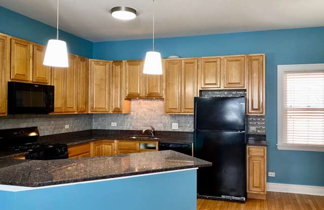 Fabulous 3 Bed / 2.5 Bath Townhouse in Downtown Oak Park! Water & 2 Parking Spaces INCLUDED! Gallery 3