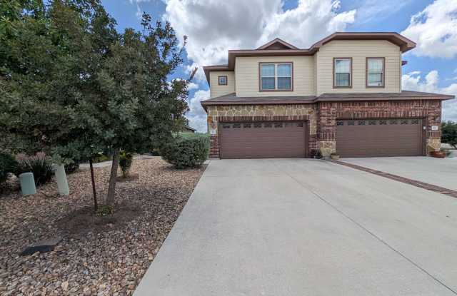 3/2.5/2 Duplex Close to Creekside Shopping, Restaurants, & Entertainment / Fenced in Backyard / CISD Gallery 3