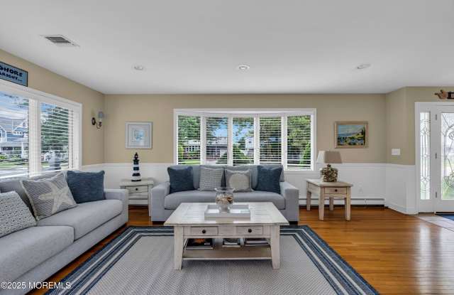 218 3rd Avenue Gallery 3