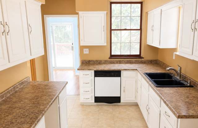3 bedroom 2 bath House for Rent Penn Hills, PA Gallery 4