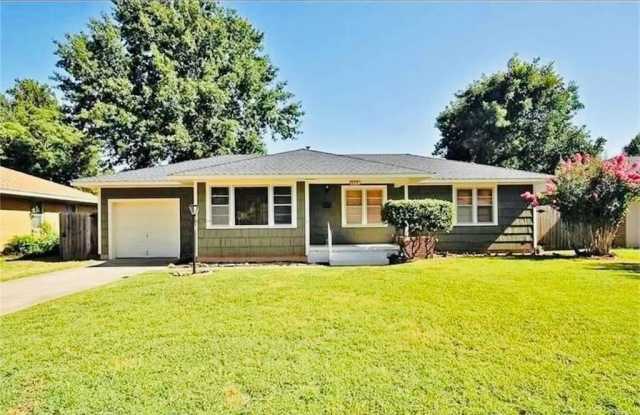 1505 Huntington Way photos photos