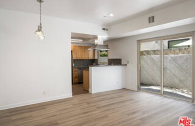 823 North Martel Avenue Gallery 3