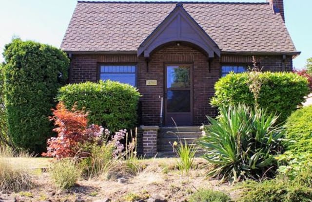 2703 West Dravus St - 2703 West Dravus Street, Seattle, WA 98199