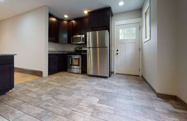 Affordable 5-Bedroom House Near U of M Campus Gallery 3
