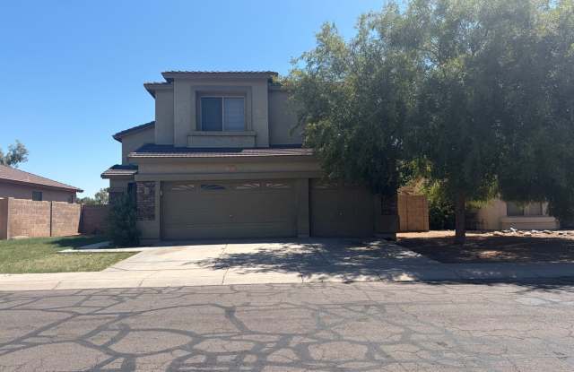 4 Bedroom Chandler Rental – Vaulted Ceilings, Primary Deck, 3-Car Garage Gallery 3
