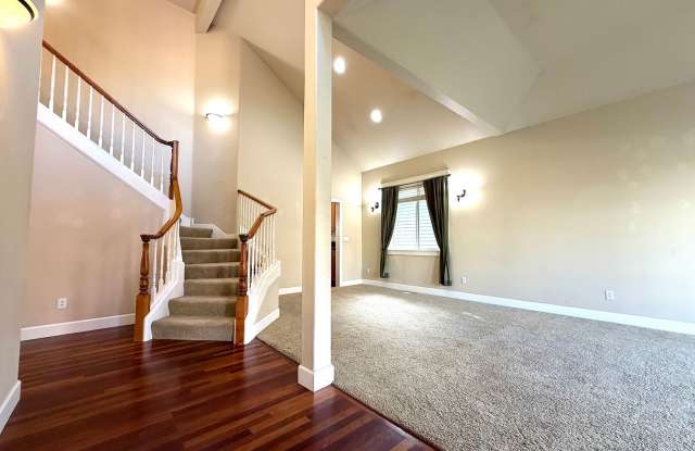 Beautiful, 4 Bed Bull Mountain Home Gallery 3