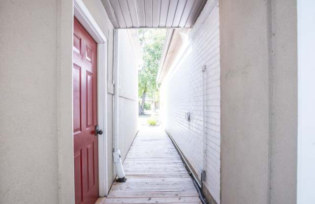 523 Green Bay Road Gallery 2