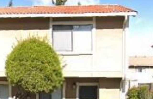 Very Clean 2 bedroom 1.5 bath Townhome; Garbage included! photos photos