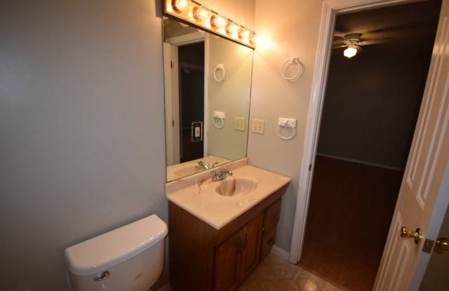 Newly Renovated 2 Bedroom Near Campus! Gallery 3