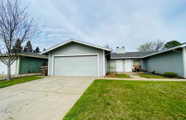 Renovated Two Bedroom, Two Bathroom Duplex with No Carpet Gallery 1