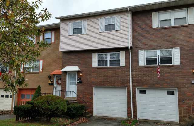 Beautiful three bedroom townhouse - Hempfield School District - 914 Academy Heights Drive, Westmoreland County, PA 15601