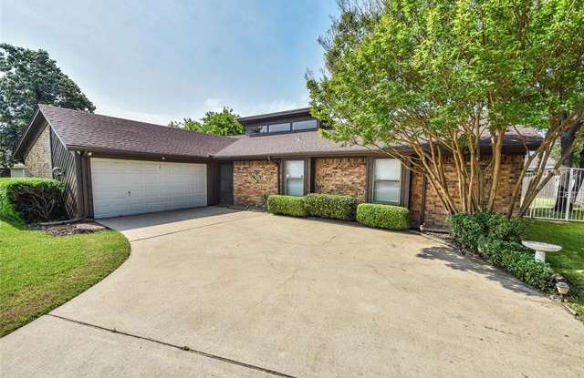 121 Haywood Drive - 121 Haywood Drive, Benbrook, TX 76126