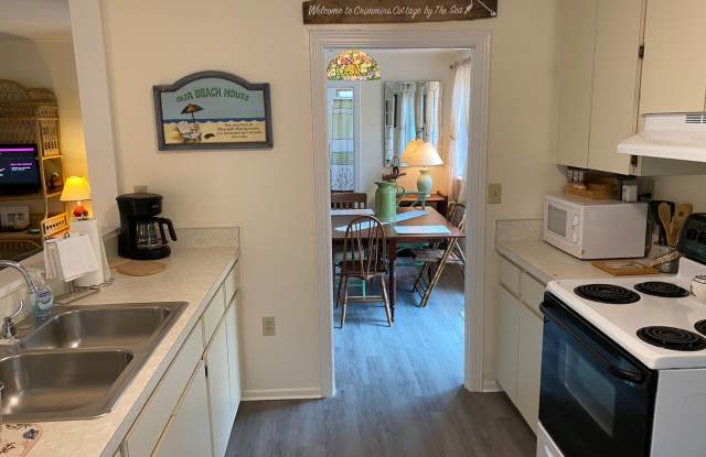 Nokomis Beachy Bungalow (Off Season) Gallery 4