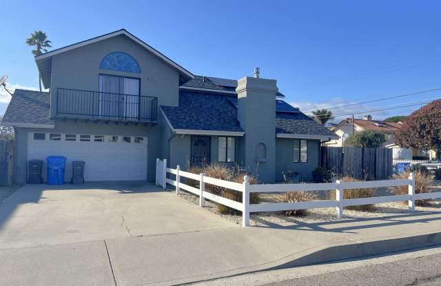 Spacious two-story home close to the beach photos photos