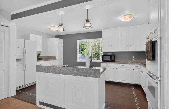 Homey 5BR House in Denver Gallery 3