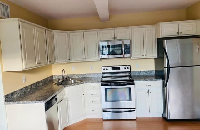 33 Railroad Avenue - 33 Railroad Avenue, Gloucester, MA 01930