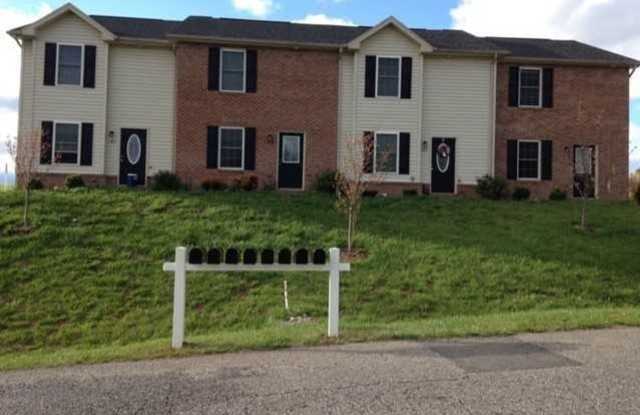 3 BR 2.5 Bath Townhouse - 187 Thoroughbred Circle, East Lexington, VA 24450