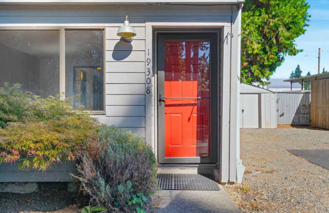 $500 move-in special! Well-kept, roomy 2-bdrm/1.5-bath Milwaukie unit. Private patio, quiet location, designated parking Gallery 4