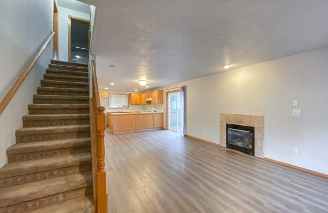 Lovely 3 Bedroom + 2.5 Bath House in SE Portland!! Private Backyard, Attached Garage! Gallery 3