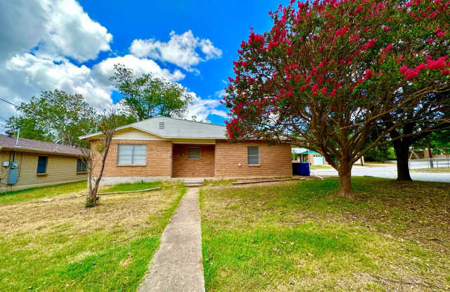 Charming 3/2 Home - 816 Lamar Street, Kerrville, TX 78028