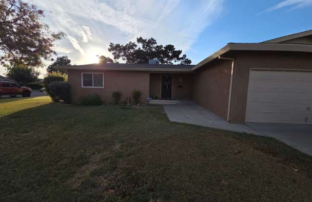 Timeless and effortless rental with lots of inviting space. Gallery 1