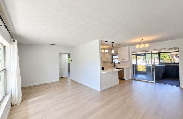 Renovated 4BR/2BA St. Petersburg Home with Fenced Yard & Garage! Gallery 3