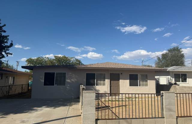4 Bedroom / 1 Bathroom - 2525 Phoenix Avenue, Kingman, AZ 86401