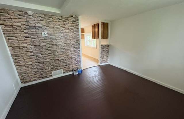 Cozy 2BR Home with Yard & Off-Street Parking – 1306 Madison Ave Gallery 3