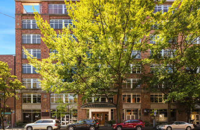 Very Large 1 Bedroom with Den in Belltown - Parking and Water/Sewer/Trash Included Gallery 1