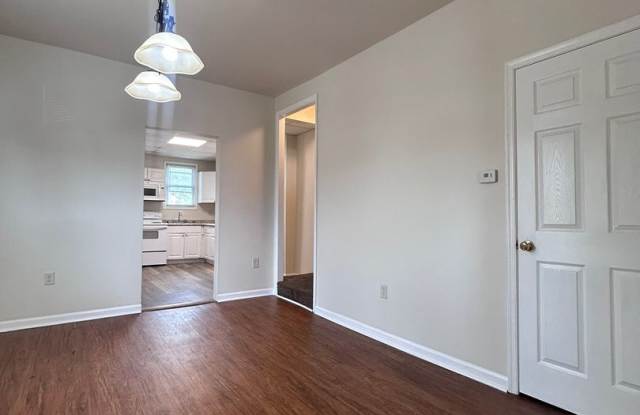 3 bedroom, 1 bath, 2 story half double house Gallery 1