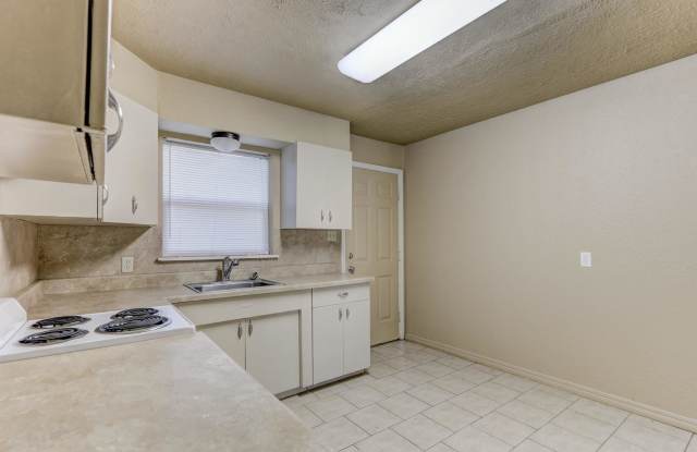 Charming 2-Bedroom Home with Spacious Backyard & Great Location Gallery 4