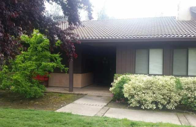 Home with bonus room and 2 car garage - 1585 Arroyo Manor Drive, Redding, CA 96003