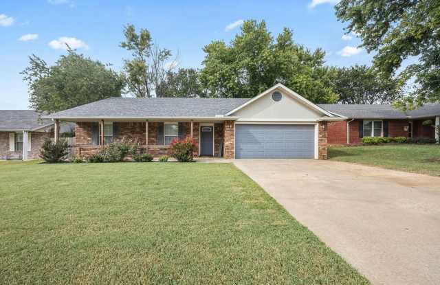 3 bedroom 2 bath home in Fayetteville, fenced yard, 2 car garage photos photos
