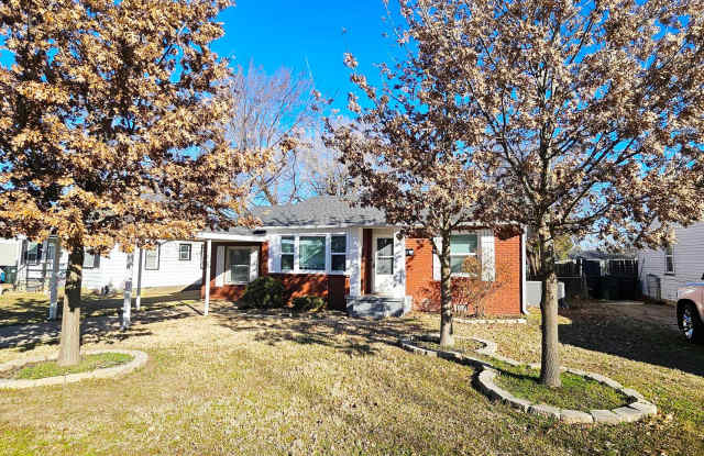 3 Bed, 2 Bath Updated- Deck/Beautiful Backyard photos photos