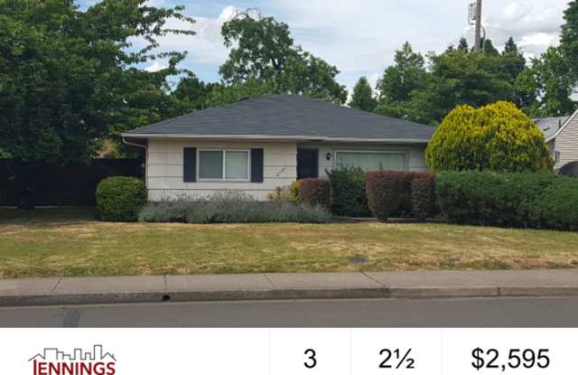 Comfortable 3/Bed-2 1/2 Bath Home with a Deck and Fenced Backyard photos photos