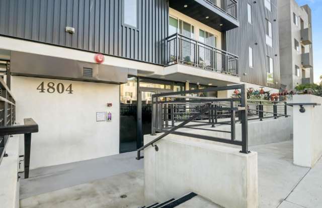 4804 Oakwood Gallery 3
