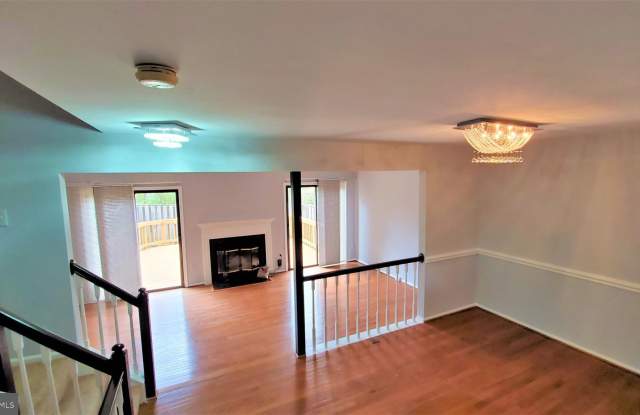 305 CHELMSFORD COURT Gallery 4