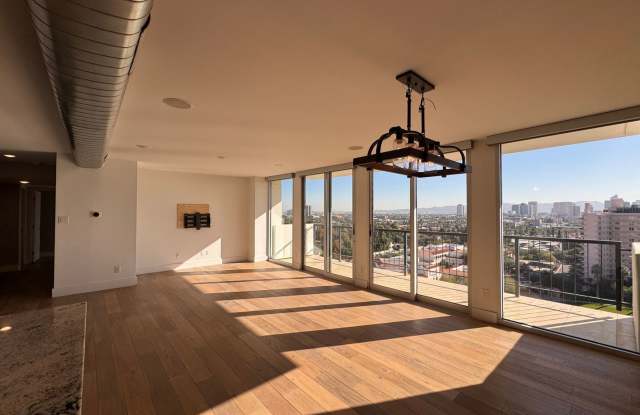 Luxury 2 Bedroom Condo Available at Regency House in Central Phoenix! - 2323 North Central Avenue, Phoenix, AZ 85004