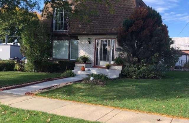 8814 Oak Park Ave garden - 8814 Oak Park Avenue, Morton Grove, IL 60053