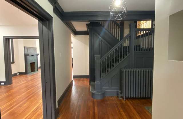 MODERN 5 BEDROOM IN THE HEART OF MORNINGSIDE! FLEXIBLE AVAILABILITY!! Gallery 4