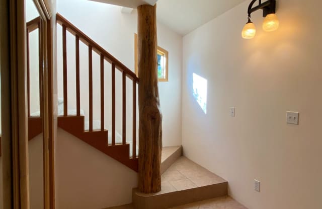 Cute Townhouse On Private Drive In White Salmon, WA Gallery 3