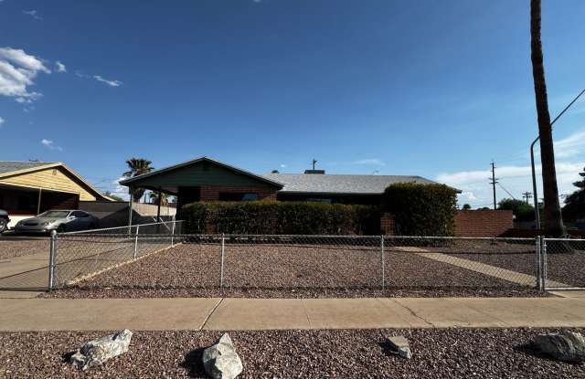 Eastside (Broadway and Wilmot) 3 bedroom, 2 bath home with large blocked yard and A/C! photos photos