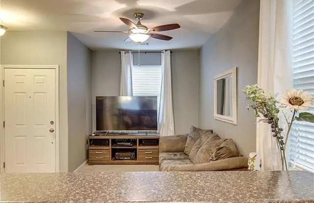 Room in 4 Bedroom Home at Red Bud Ridge Ln Gallery 4