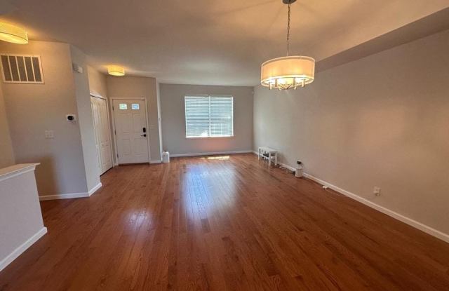 709 E ELM STREET Gallery 2