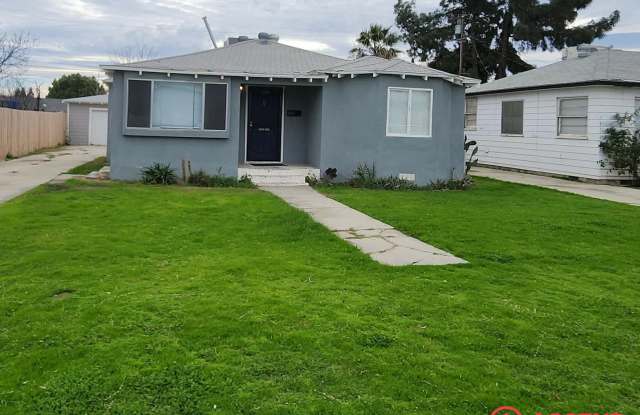 Spacious 3BD/1.5BA Home in Bakersfield's 93308 — Garage, Water Included & Small Pets Welcome! photos photos