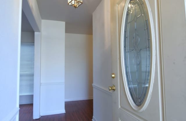Newly Painted Lovely 3 Bedroom, 2 Bath Duplex-Lawn Care Provided! Gallery 4