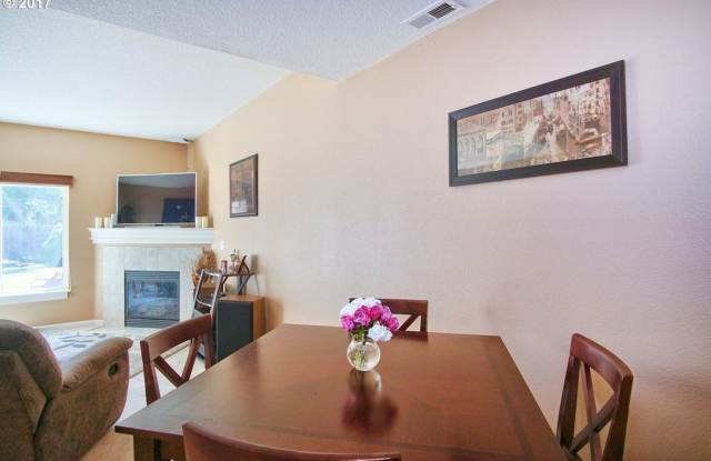 Excellent Location ! Nice Townhome with large fenced backyard. Close to shops, Walkscore is 70 ! Gallery 3