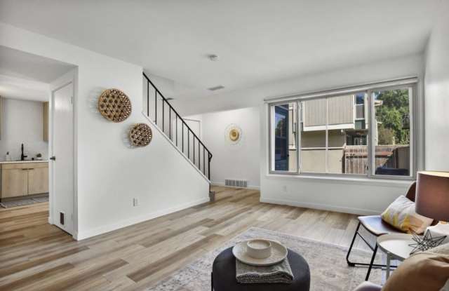 211 East Bluff Gallery 4