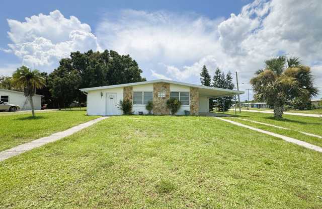 Cozy 3 Bedroom Home with Updated Kitchen and Spacious Yard in Port Charlotte photos photos